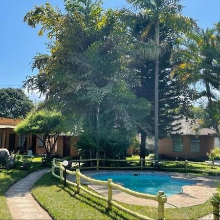 Reed Mat Lodge Lusaka Bagian luar foto